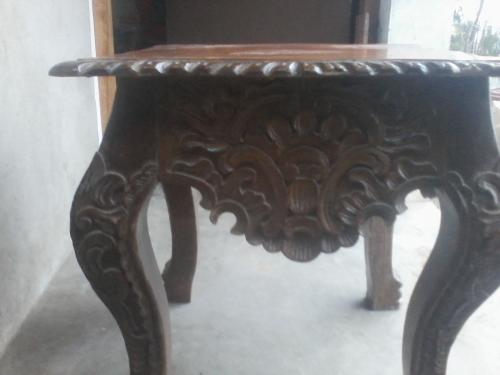 Vendo mesa tallada a mano  de color marron y  - Imagen 1