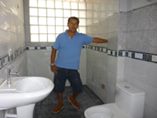 maestro albañil realiza remodelaciones baño - Imagen 1