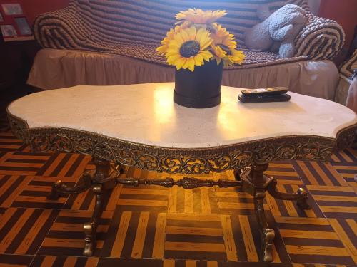 Vendo mesas y espejo de bronze mesa de cedro - Imagen 1