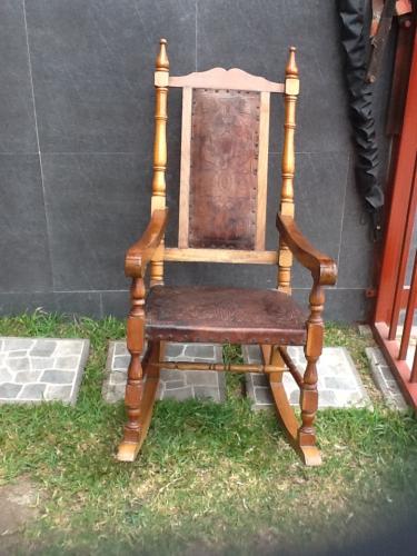  remato silla mecedrora de madera      remato - Imagen 1