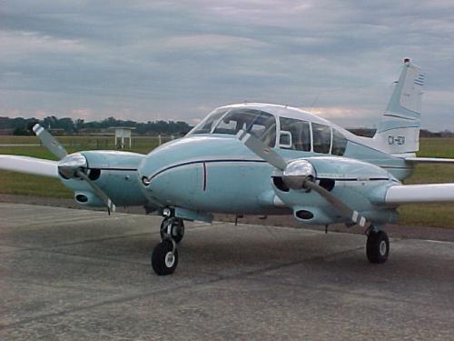 5 aviones bimotores a la venta en Uruguay  E - Imagen 1